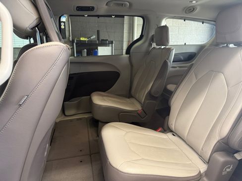 Used 2018 Chrysler Pacifica Touring-L Plus w/ Advanced Safetytec Group FWD image 24