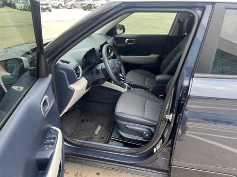 Used 2025 Hyundai Venue Limited FWD image 9