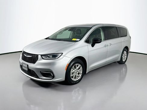Used 2024 Chrysler Pacifica Touring-L FWD image 3