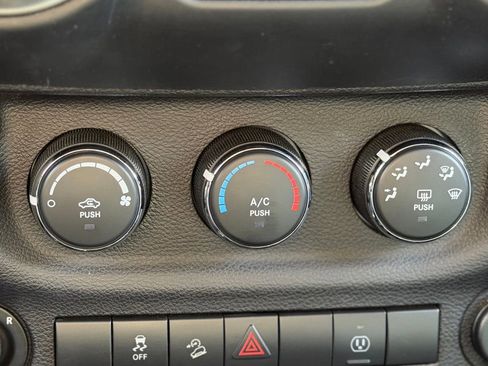 Used 2018 Jeep Wrangler Unlimited Sahara AWD/4WD image 13