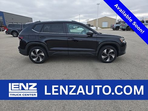 Used 2025 Volkswagen Taos SE image 1