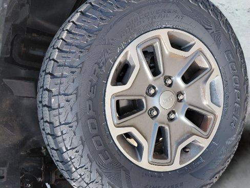 Used 2015 Jeep Wrangler Unlimited Rubicon w/ Connectivity Group AWD/4WD image 10