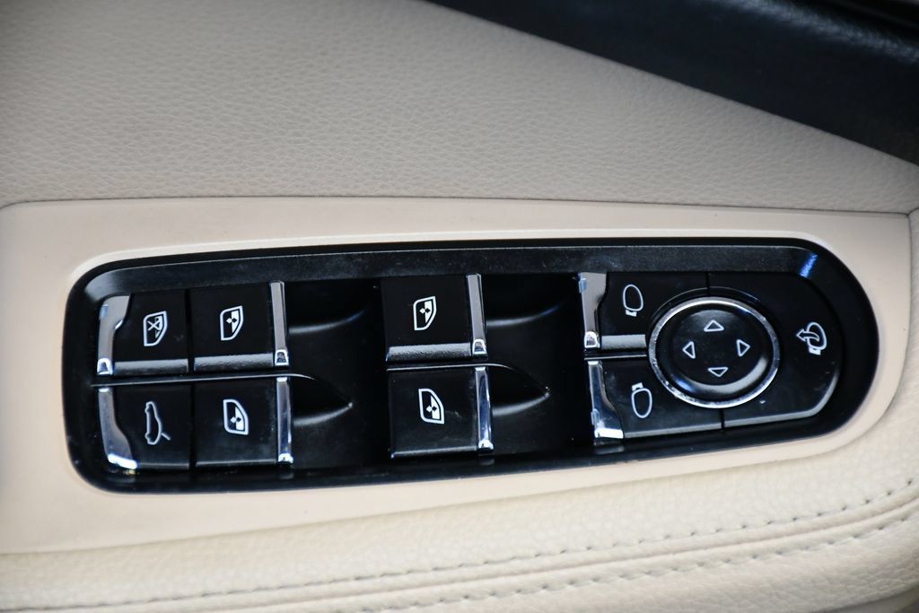 Certified 2023 Porsche Macan S AWD/4WD image 33