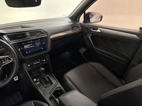 Used 2022 Volkswagen Tiguan SE R-Line FWD image 9
