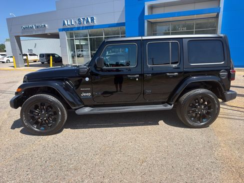 Used 2023 Jeep Wrangler Unlimited Sahara w/ Cold Weather Group AWD/4WD image 3