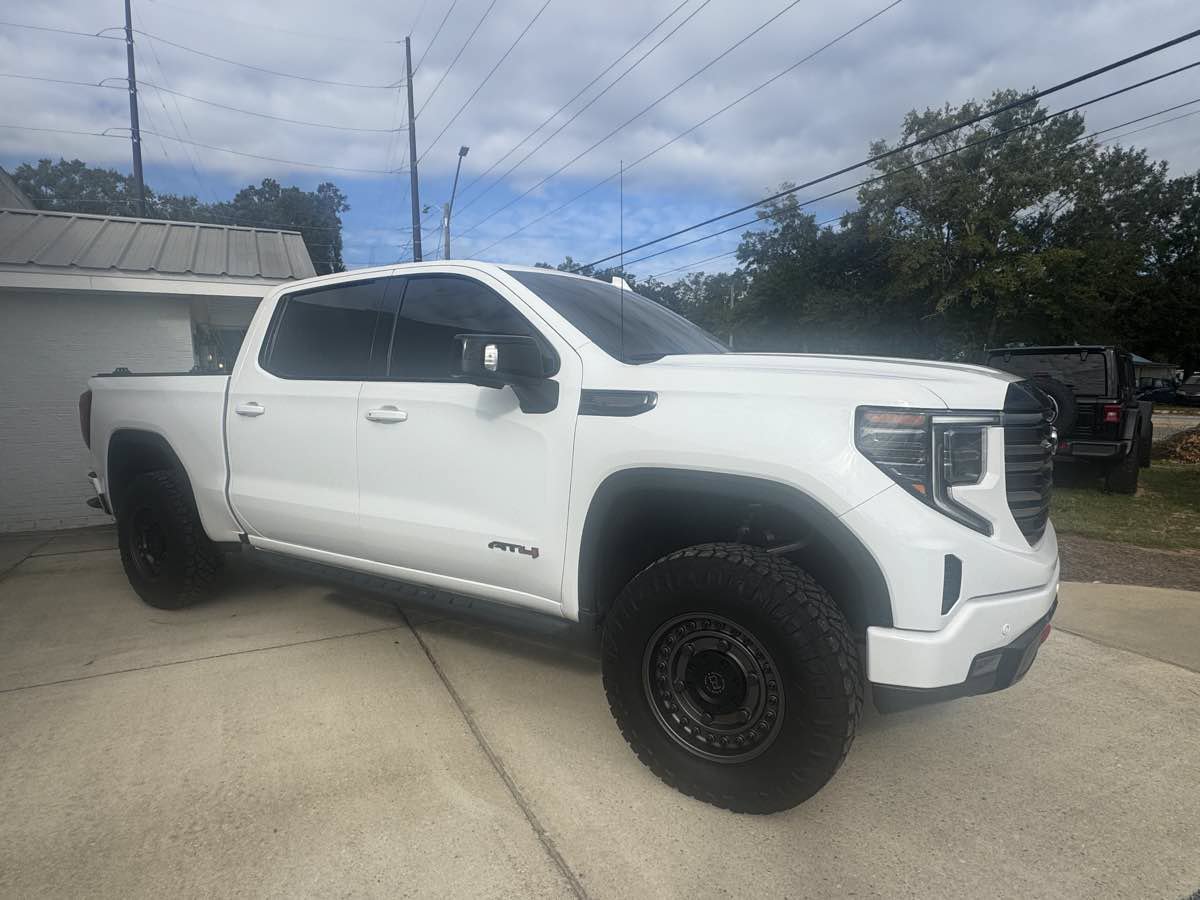 Used 2025 GMC Sierra 1500 AT4 w/ AT4 Premium Package AWD/4WD image 4