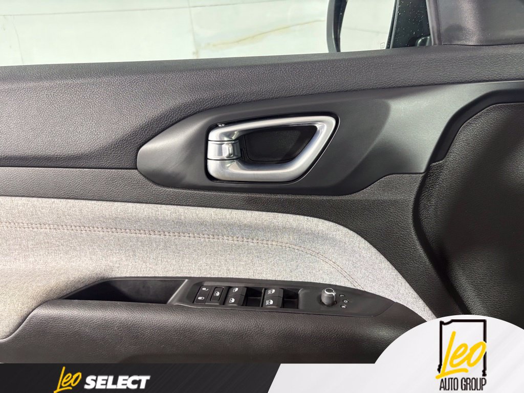Used 2024 Jeep Compass Latitude AWD/4WD image 16