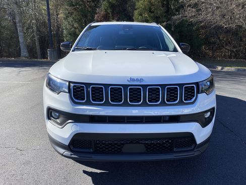 Used 2024 Jeep Compass Latitude image 3