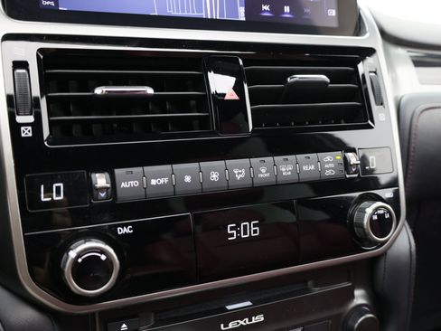 Used 2022 Lexus GX 460 Premium w/ Accessory Package AWD/4WD image 39
