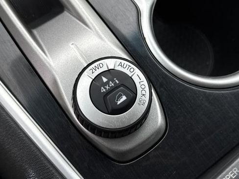 Used 2017 Nissan Pathfinder SV image 31