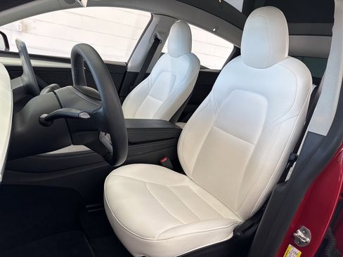 Used 2022 Tesla Model Y Long Range image 17