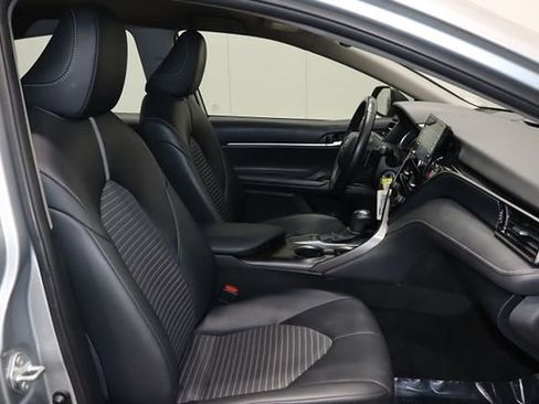 Used 2022 Toyota Camry SE image 9