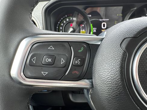 Used 2025 Jeep Wrangler Sahara image 24