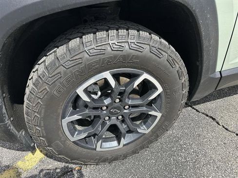 Used 2025 Chevrolet Equinox ACTIV w/ Safety and Technology Package image 17