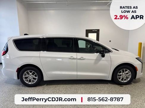 New 2027 Chrysler Pacifica Select FWD image 5