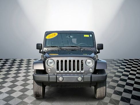 Used 2018 Jeep Wrangler Unlimited Sahara w/ Connectivity Group AWD/4WD image 2