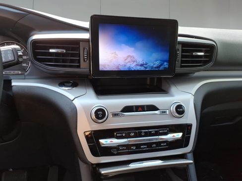Used 2023 Ford Explorer XLT AWD/4WD image 14