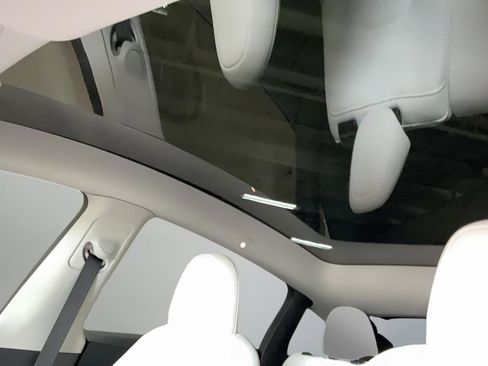 Used 2024 Tesla Model Y Long Range RWD image 17
