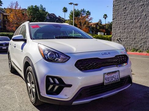 Used 2022 Kia Niro LXS image 2