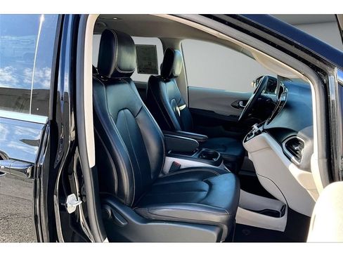 Used 2024 Chrysler Pacifica Touring-L FWD image 50