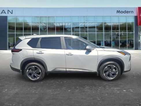 Certified 2025 Nissan Rogue SV FWD image 4