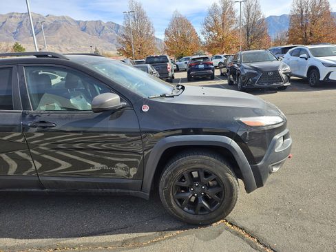 Used 2016 Jeep Cherokee Trailhawk w/ Comfort/Convenience Group image 10