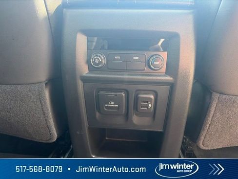 Used 2023 Chevrolet Traverse LT w/ LT Premium Package AWD/4WD image 17