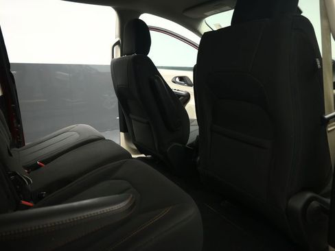 Used 2020 Chrysler Pacifica Touring w/ Tire & Wheel Group FWD image 58