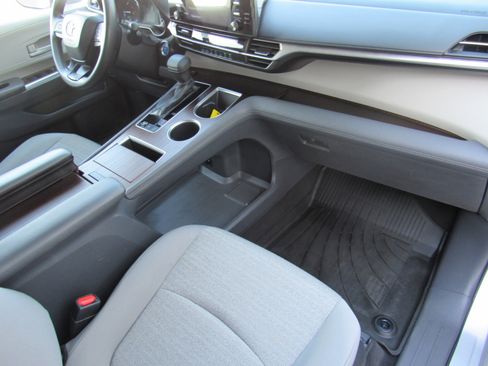 Used 2022 Toyota Sienna LE image 20