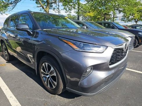 Used 2021 Toyota Highlander XLE AWD/4WD image 2