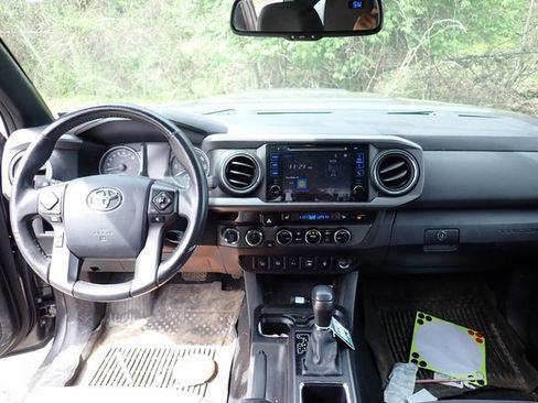 Used 2017 Toyota Tacoma TRD Sport w/ Premium & Technology Package image 12