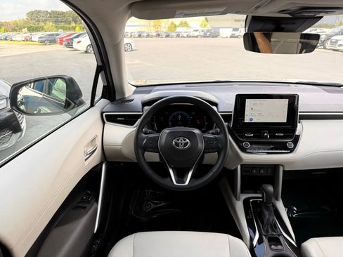 Used 2024 Toyota Corolla Cross XLE w/ Convenience Package image 29