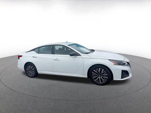 Used 2025 Nissan Altima 2.5 SV image 2