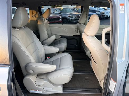 Used 2017 Toyota Sienna XLE Premium image 19