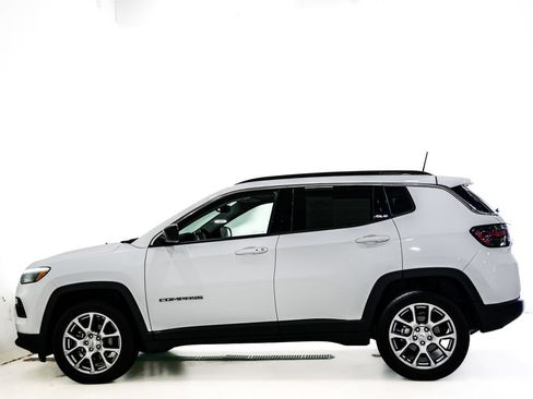 Used 2022 Jeep Compass Latitude w/ Sun and Sound Group AWD/4WD image 6