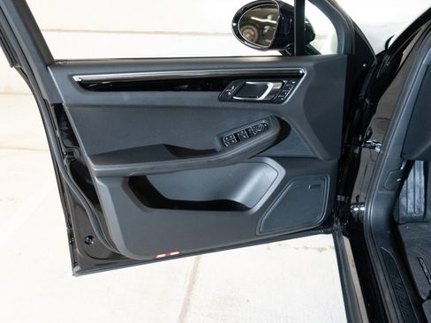 Certified 2026 Porsche Macan AWD/4WD image 15