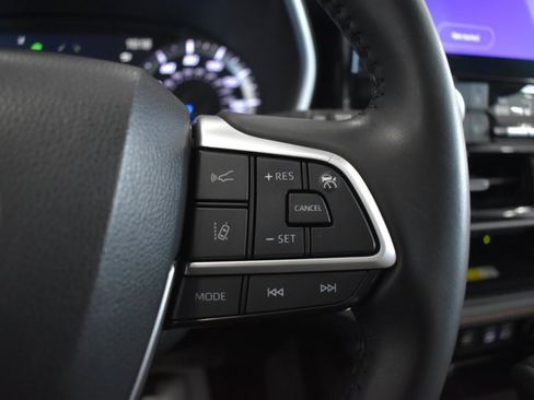 Used 2023 Toyota Highlander Bronze Edition FWD image 19