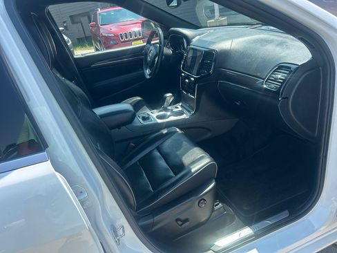 Used 2019 Jeep Grand Cherokee Overland AWD/4WD image 17