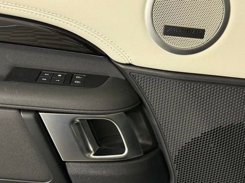 Certified 2025 Land Rover Discovery S image 14