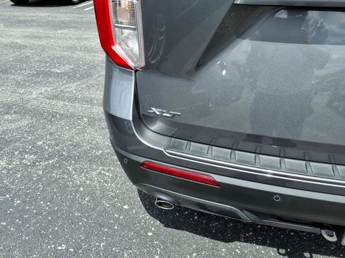 Used 2023 Ford Explorer XLT w/ Equipment Group 202A RWD image 5
