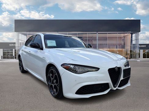 Used 2023 Alfa Romeo Giulia Veloce image 3