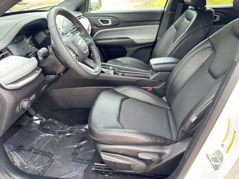 Used 2025 Jeep Compass Latitude AWD/4WD image 25
