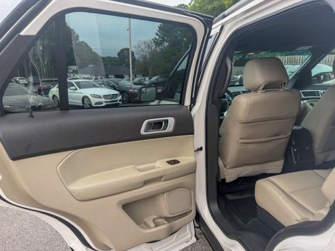 Used 2015 Ford Explorer XLT w/ Equipment Group 202B FWD image 16