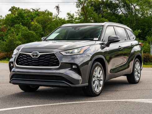 Used 2022 Toyota Highlander Limited FWD image 3