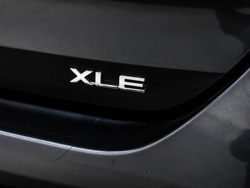 Used 2024 Toyota Highlander XLE image 9