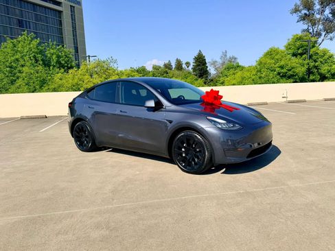 Used 2023 Tesla Model Y AWD image 3