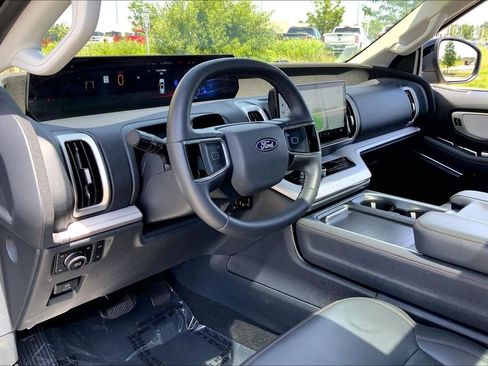 Used 2025 Ford Expedition Active AWD/4WD image 13