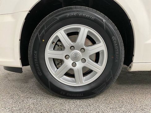 Used 2012 Chrysler Town & Country Touring image 29