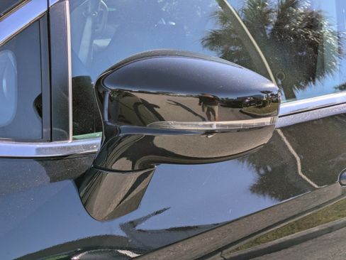 Used 2024 Chrysler Pacifica Touring-L image 12