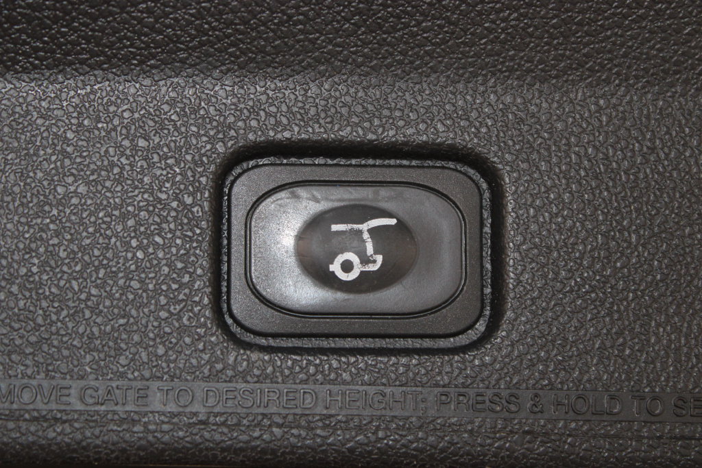 Used 2017 Ford Explorer XLT w/ Equipment Group 202A FWD image 32